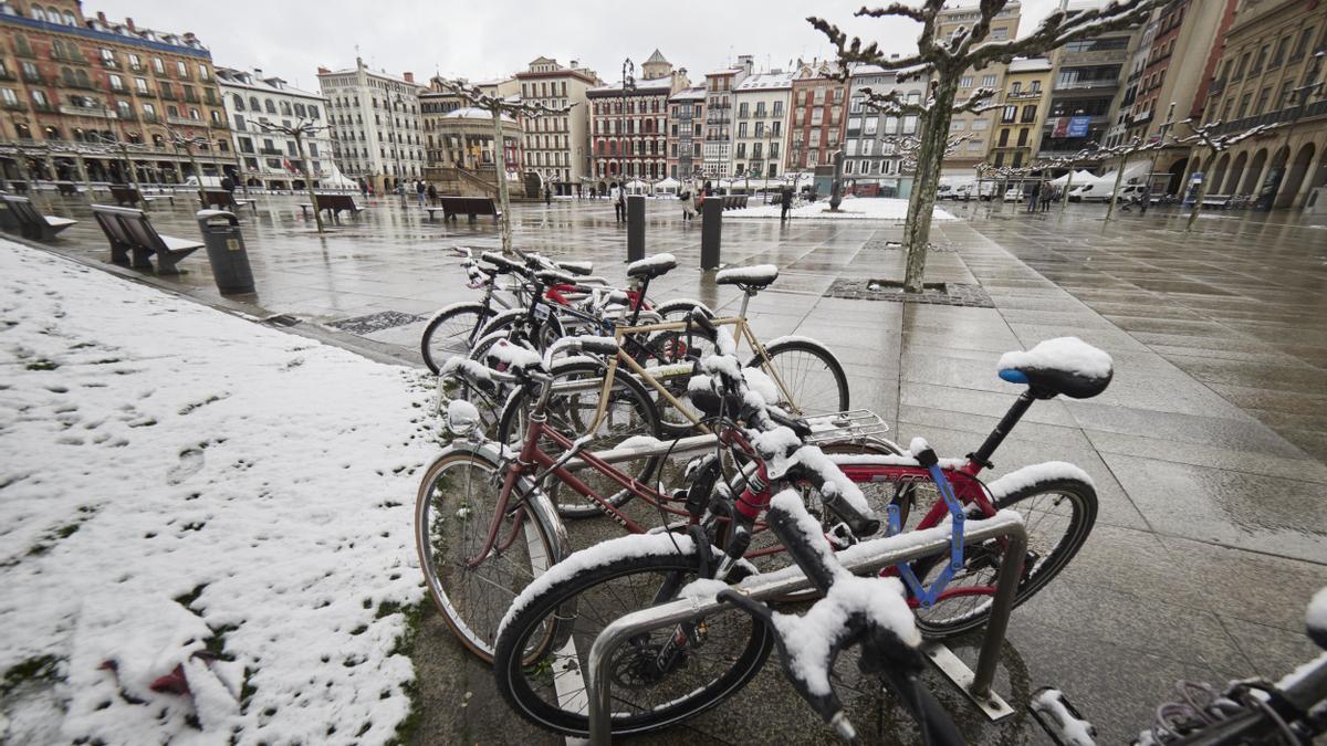 Nieve sobre unas bicicletas en la Plaza del Castillo en abril del pasado año.