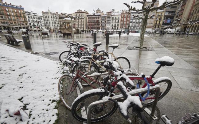 Nieve sobre unas bicicletas en la Plaza del Castillo en abril del pasado año. Nieve sobre unas bicicletas en la Plaza del Castillo en abril del pasado año.
