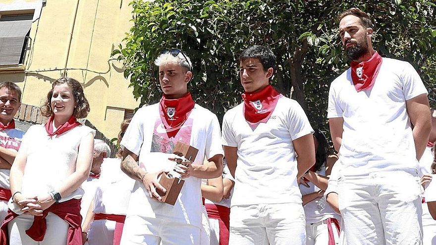 Uge Miraón y Alberto Lahuerta, en el centro, tras recibir el premio Quiosco de Oro.