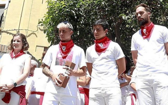 Uge Miraón y Alberto Lahuerta, en el centro, tras recibir el premio Quiosco de Oro.