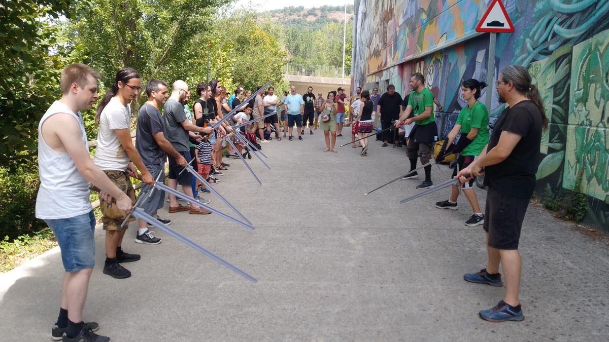 La clase de esgrima histórica, este sábado en el exterior del polideportivo Ugarrandia de Huarte.