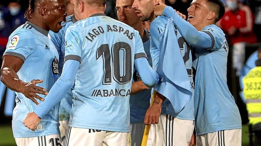 Brais (con la mano en el banderín) celebra con sus compañeros el gol que le marcó al Rayo. | FOTO: N.G.