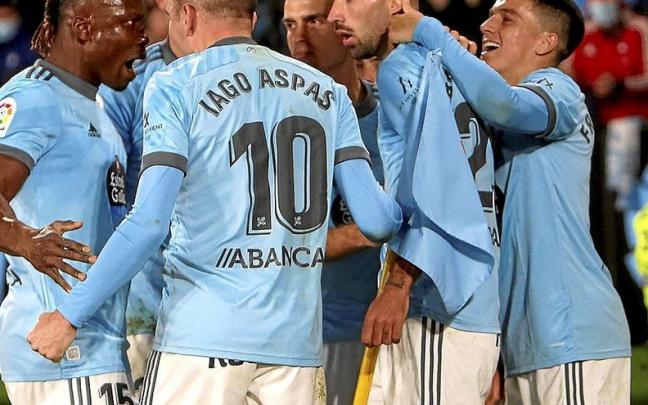 Brais (con la mano en el banderín) celebra con sus compañeros el gol que le marcó al Rayo. | FOTO: N.G.