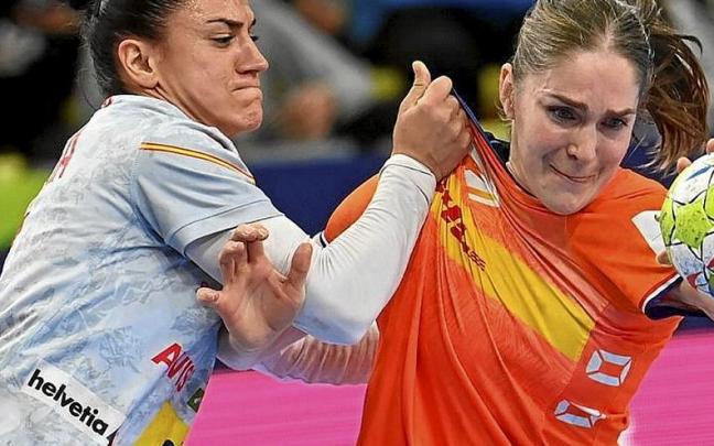 Arrojeria, en una acción defensiva ante Holanda. | FOTO: EFE