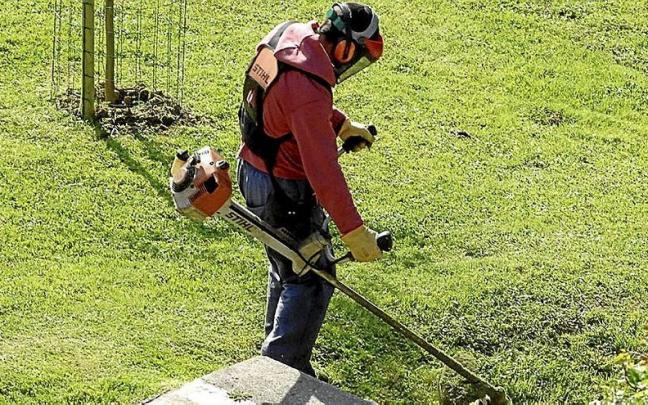 Un jardinero podando la hierba. | FOTO: OSKAR MARTINEZ Un jardinero podando la hierba. | FOTO: OSKAR MARTINEZ