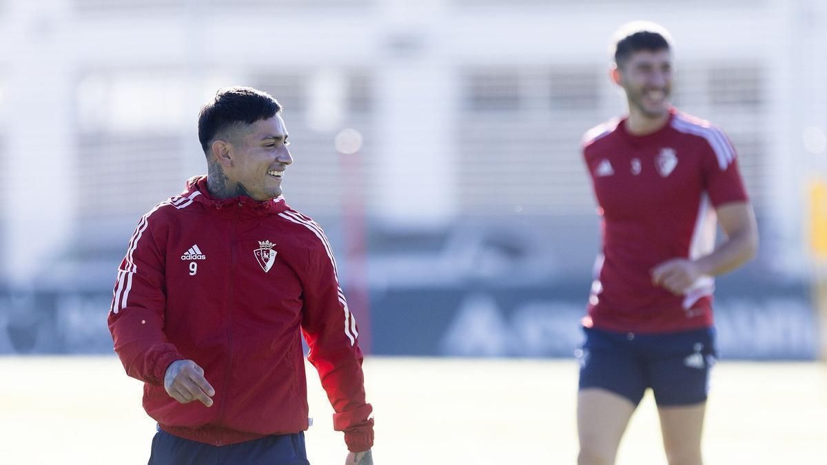 Chimy Ávila, sonriente ayer en la sesión a puerta cerrada en Tajonar. Al fondo, David García.