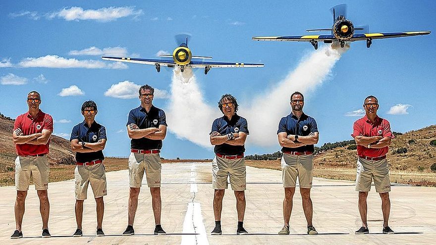 El equipo nacional de Vuelo Acrobático, con Cástor Fantoba primero por la derecha. El resto, de i. a d.: Heiner Wehberg, Camilo Benito, Olivier Masurel, Manuel Rey y Àlex Balcells.