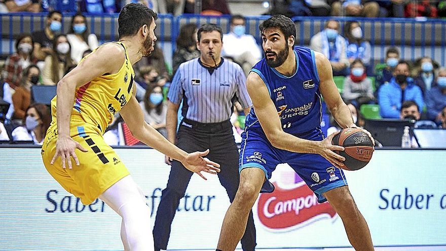 Dani Díez, que jugará esta temporada en el Baskonia, esconde el balón de Sergio Rodríguez durante un duelo del curso anterior. | FOTO: ACB PHOTO/B.B. HOJAS