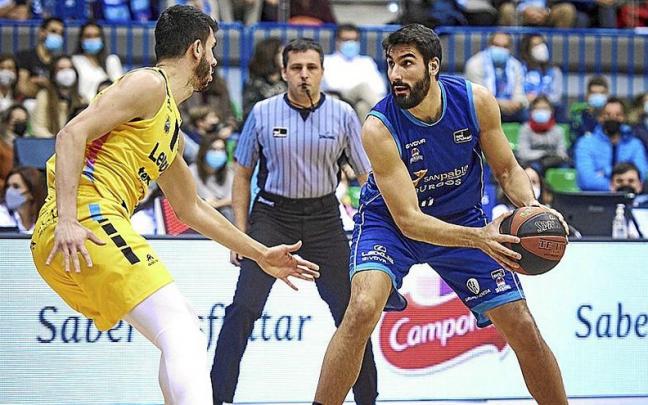 Dani Díez, que jugará esta temporada en el Baskonia, esconde el balón de Sergio Rodríguez durante un duelo del curso anterior. | FOTO: ACB PHOTO/B.B. HOJAS Dani Díez, que jugará esta temporada en el Baskonia, esconde el balón de Sergio Rodríguez durante un duelo del curso anterior. | FOTO: ACB PHOTO/B.B. HOJAS