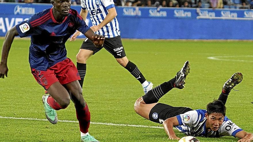 Taichi Hara ve, a ras de césped, cómo Boyomo va en busca de un balón perdido durante el Alavés-Albacete de ayer. | FOTO: ALEX LARRETXI