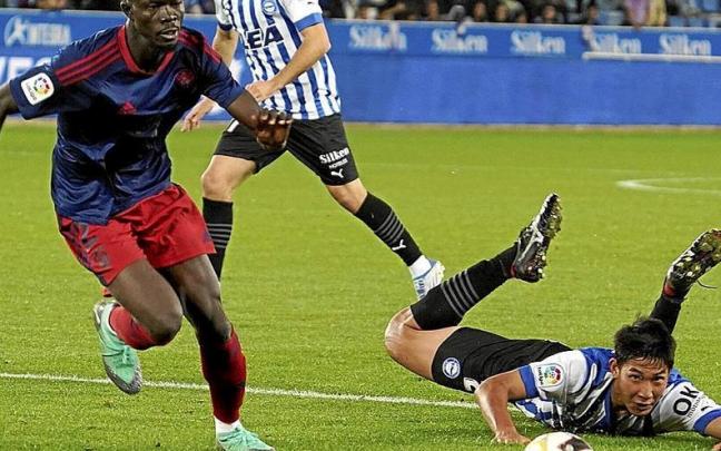 Taichi Hara ve, a ras de césped, cómo Boyomo va en busca de un balón perdido durante el Alavés-Albacete de ayer. | FOTO: ALEX LARRETXI