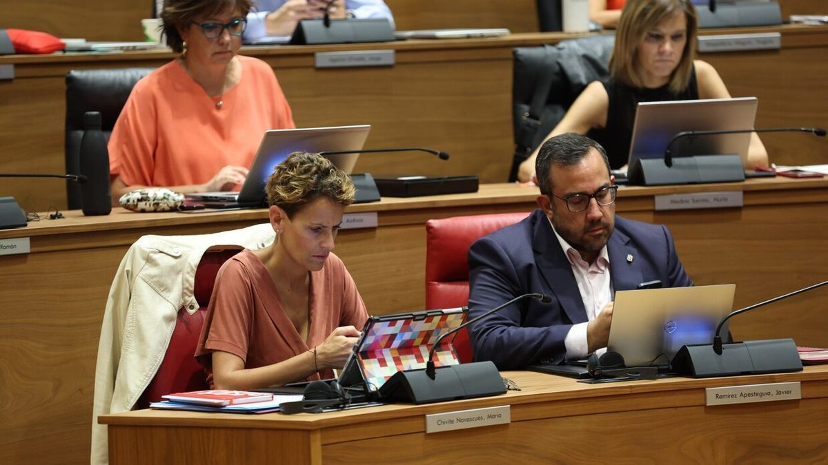 María Chivite, con Javier Remírez, en el pleno.