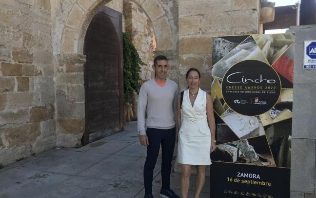 Alberto Migueltorena y Ainara Ansa, matrimonio que gestiona la quesería Ardiarana de Legasa, en Zamora el pasado fin de semana. Alberto Migueltorena y Ainara Ansa, matrimonio que gestiona la quesería Ardiarana de Legasa, en Zamora el pasado fin de semana.