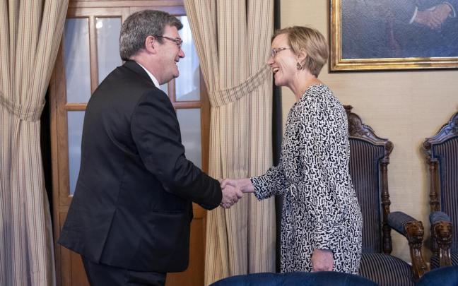 Bilboko alkate Juan Mari Aburto eta Finlandiako enbaxadorea, Sari Rautio.