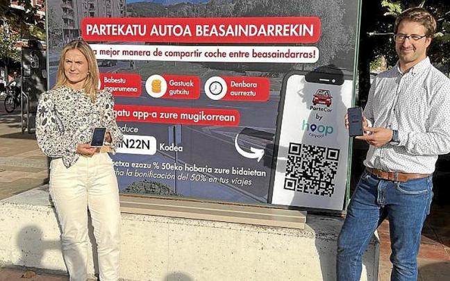 La alcaldesa Leire Artola, presentando la &lsquo;app&rsquo;. | FOTO: AYTO. BEASAIN