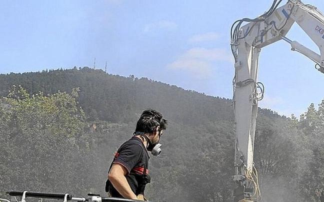 Bomberos y técnicos en escombros están trabajando conjuntamente. Bomberos y técnicos en escombros están trabajando conjuntamente.