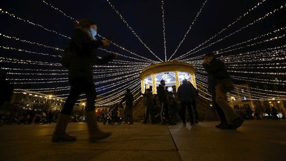 Encendido de las luces navideñas del kiosko de la Plaza del Castillo en 2020.