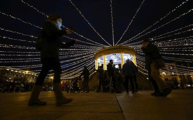 Encendido de las luces navideñas del kiosko de la Plaza del Castillo en 2020. Encendido de las luces navideñas del kiosko de la Plaza del Castillo en 2020.