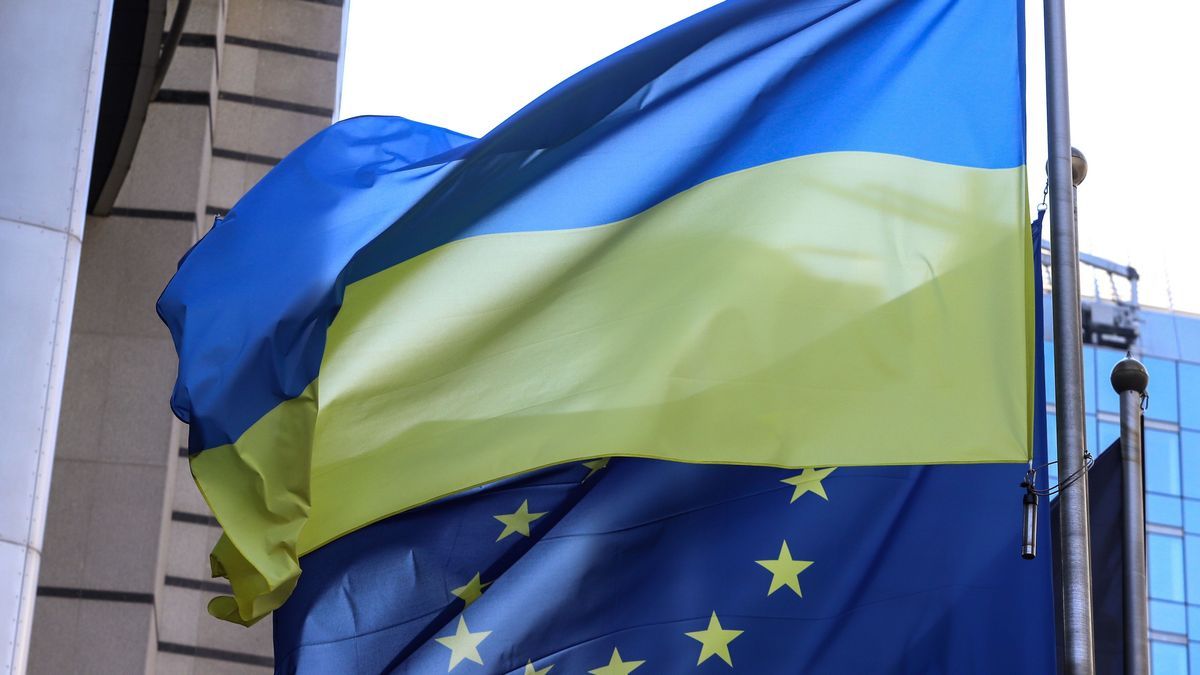 Banderas de Ucrania y de la Unión Europea.
