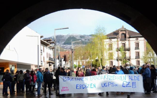Erdizko proiektuaren kontra Elizondon egindako elkarretaratze bat.