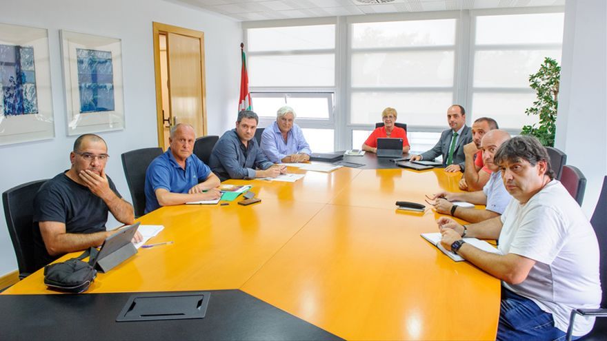 Reunión de la consejera Aratxa Tapia con representantes de los sindicatos agrarios, y del mundo de la pesca.