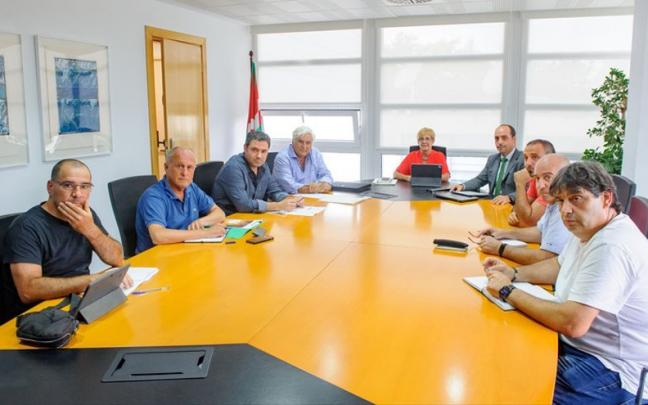 Reunión de la consejera Aratxa Tapia con representantes de los sindicatos agrarios, y del mundo de la pesca. Reunión de la consejera Aratxa Tapia con representantes de los sindicatos agrarios, y del mundo de la pesca.