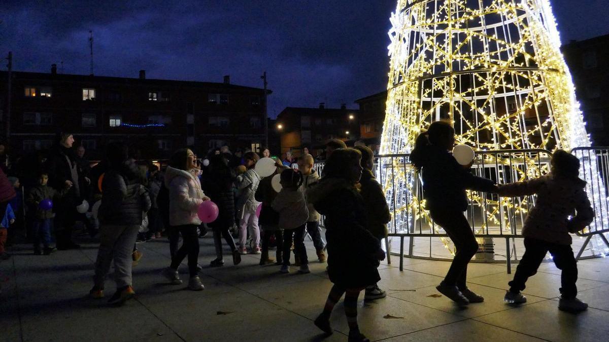 Ayer fue el encendido del cono de la plaza Zumalakarregi con una pequeña fiesta.