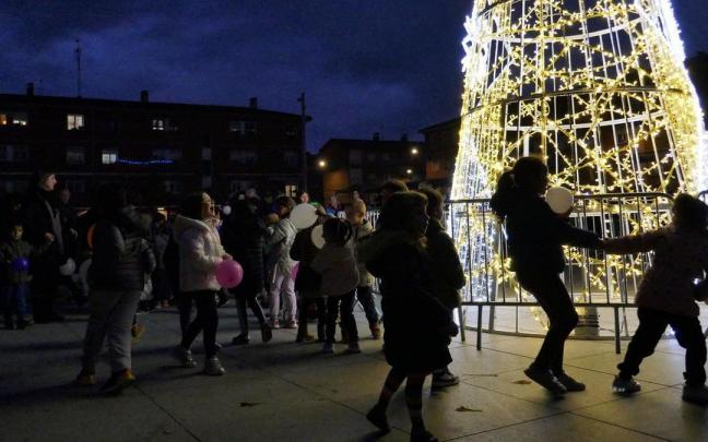 Ayer fue el encendido del cono de la plaza Zumalakarregi con una pequeña fiesta.