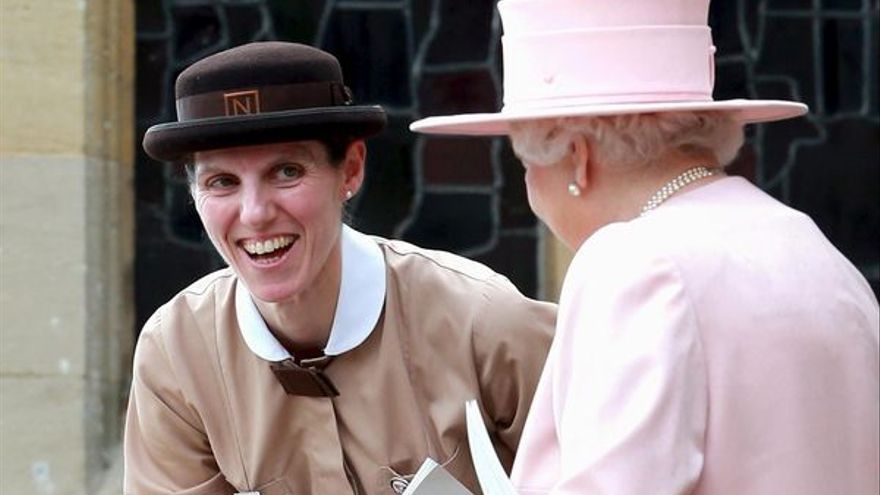 María Teresa Turrión junto a la reina Isabel II de Inglaterra.