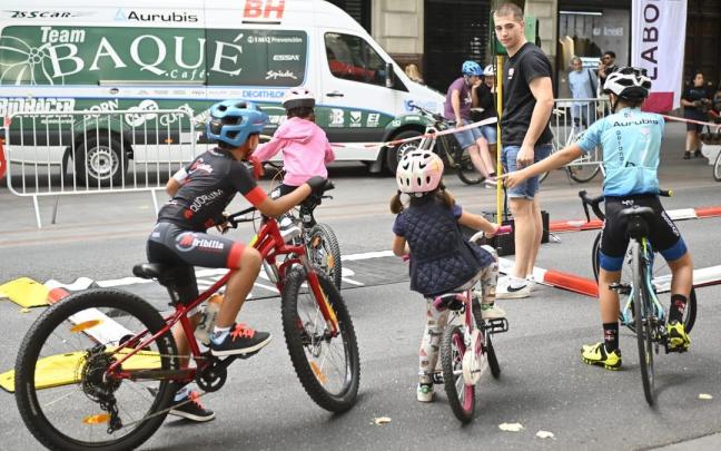 Varios niños y niñas circulan en bicicleta por un circuito creado en la Gran Vía de Bilbao Varios niños y niñas circulan en bicicleta por un circuito creado en la Gran Vía de Bilbao