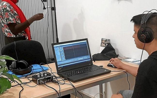 Grabaci&oacute;n de uno de los podcast en el centro c&iacute;vico del Pilar. | FOTO: CEDIDAS