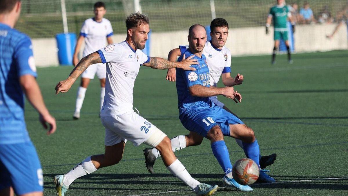 Yoel Sola e Imanol Arellano pugnan por un balón en el pasado Valle de Egüés - Txantrea