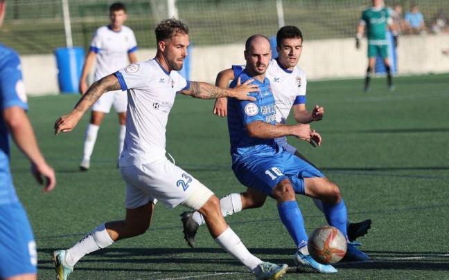Yoel Sola e Imanol Arellano pugnan por un balón en el pasado Valle de Egüés - Txantrea