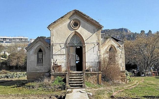 El cenador modernista de la pol&eacute;mica, en los terrenos de la futura urbanizaci&oacute;n.