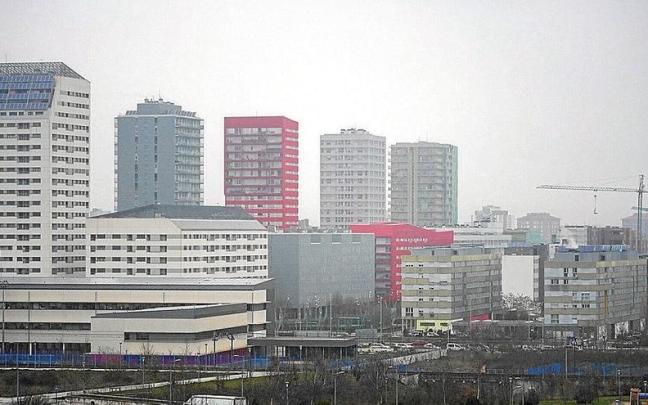Vista panorámica del barrio de Salburua donde destacan las grandes torres ubicadas en el gran Bulevar.