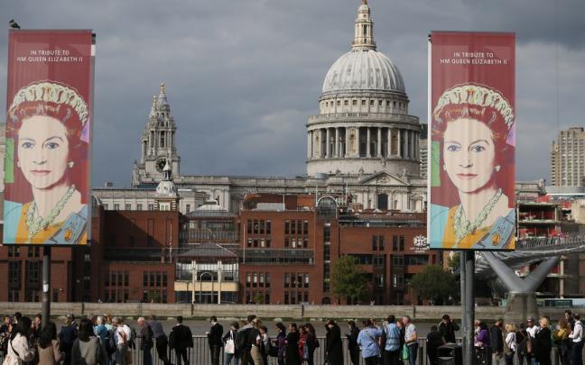 Un grupo de personas en una cola kilométrica para rendir tributo a Isabel II.