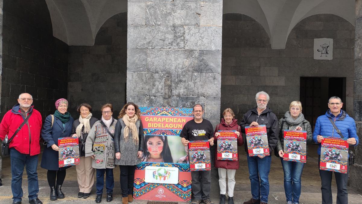 Representantes municipales y de las ONGs durante la presentación de la feria