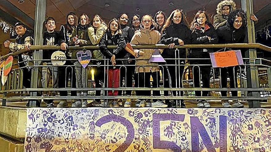 Pancarta que colocaron en el kiosko en el 25-N.