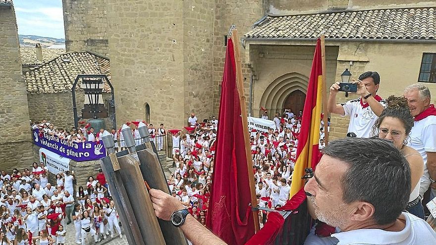 Juan Ramon Elorz, alcalde de Artajona, lanza el cohete de inicio de las fiestas.