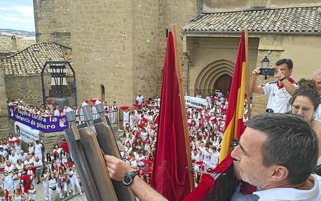 Juan Ramon Elorz, alcalde de Artajona, lanza el cohete de inicio de las fiestas.