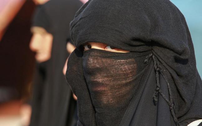 Tres mujeres de nacionalidad española así como una marroquí casada con un español y al menos 16 menores permanecen en los campos de refugiados. Tres mujeres de nacionalidad española así como una marroquí casada con un español y al menos 16 menores permanecen en los campos de refugiados.