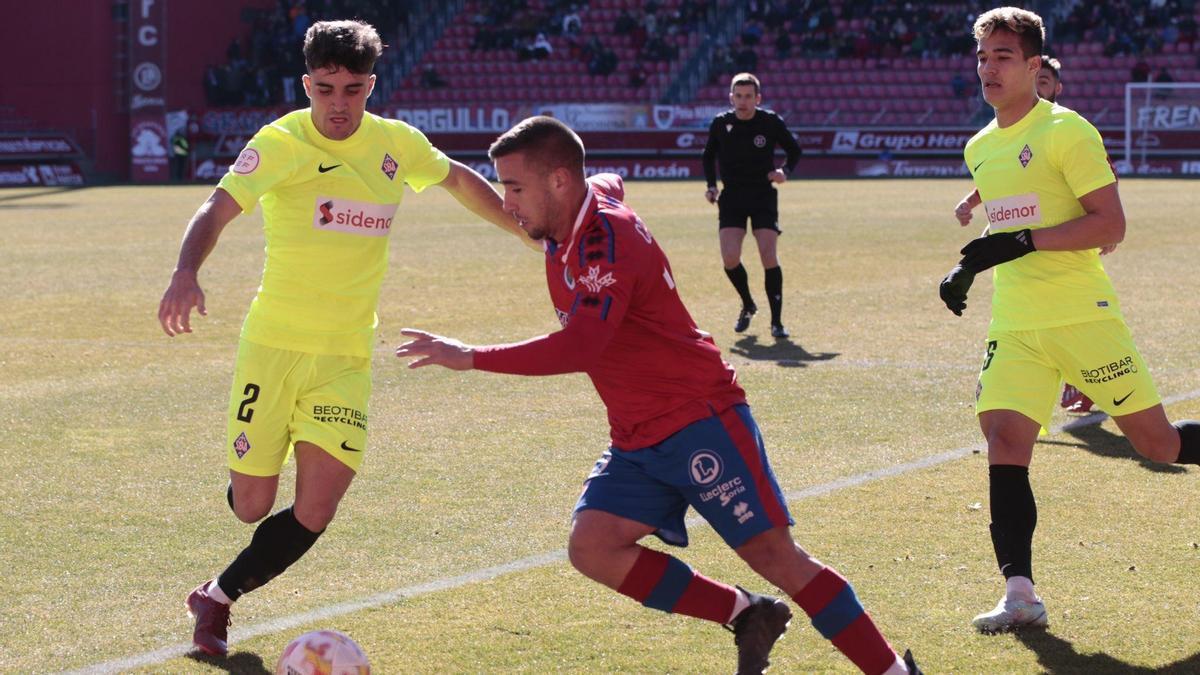 Jorge Mier trata de robarle el balón a un rival.