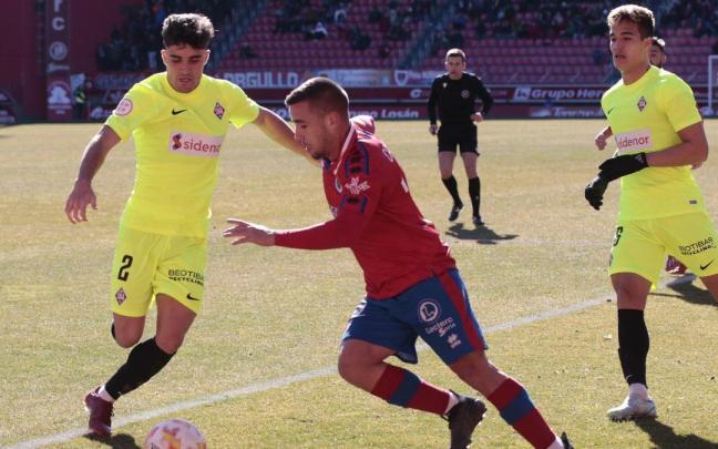 Jorge Mier trata de robarle el balón a un rival.