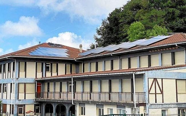 Escuela de Iturzaeta en Getaria con los paneles solares. | FOTO: N.G. Escuela de Iturzaeta en Getaria con los paneles solares. | FOTO: N.G.