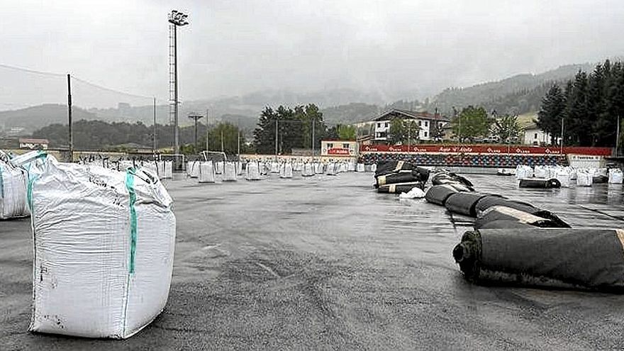Imagen del campo de Azkoagain, que afronta la renovaci&oacute;n del c&eacute;sped y otras mejoras.