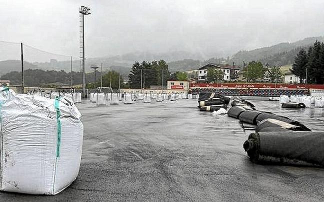 Imagen del campo de Azkoagain, que afronta la renovaci&oacute;n del c&eacute;sped y otras mejoras.