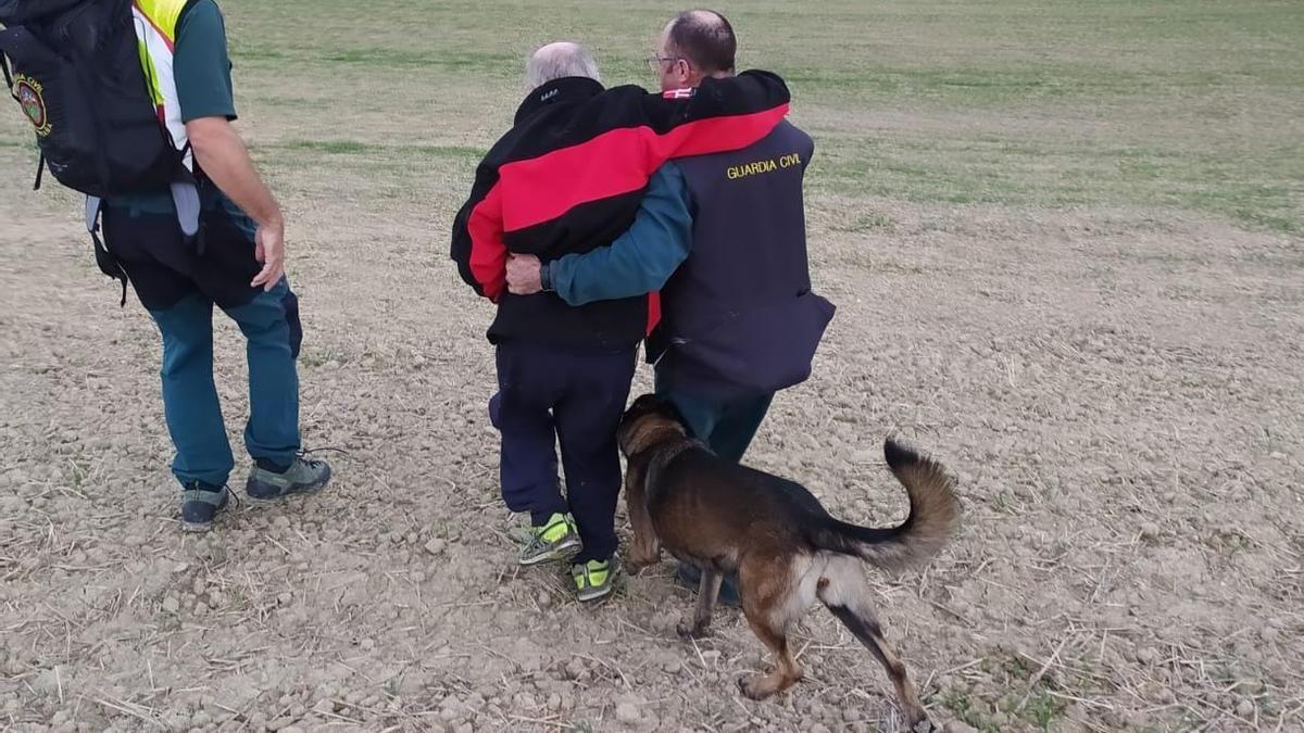 Efectivos de la Guardia Civil atienden al varón, una vez localizado.