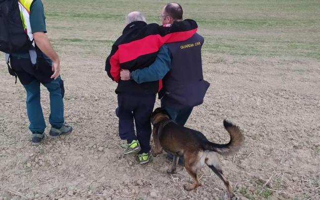 Efectivos de la Guardia Civil atienden al varón, una vez localizado.