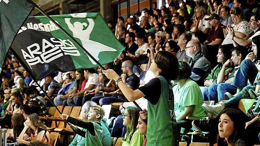 Los araskizales no dejaron de animar.