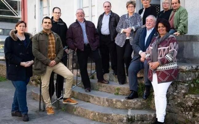 El agredido, Juan Luis Cid, segundo por la derecha, con el equipo del PNV de Ibarra.